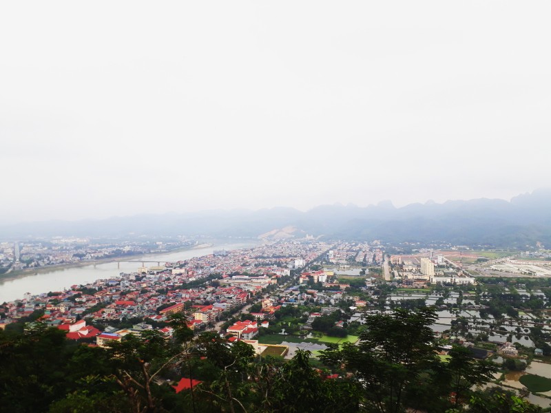 Từ trên đỉnh núi tượng đài Bác Hồ ngắm nhìn thành phố Hòa Bình.