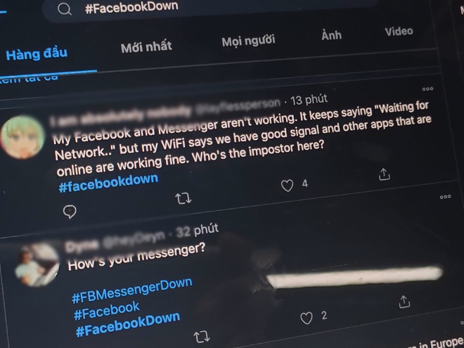 Hashtag #FacebookDown được chia sẻ khắp Twitter.