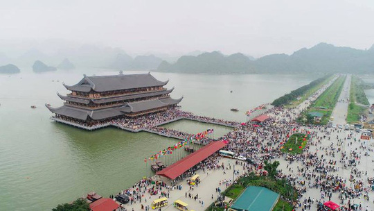 Hàng vạn du khách đổ về chùa Tam Chúc (Hà Nam) ngày 14-3. Ảnh: H.T.K.