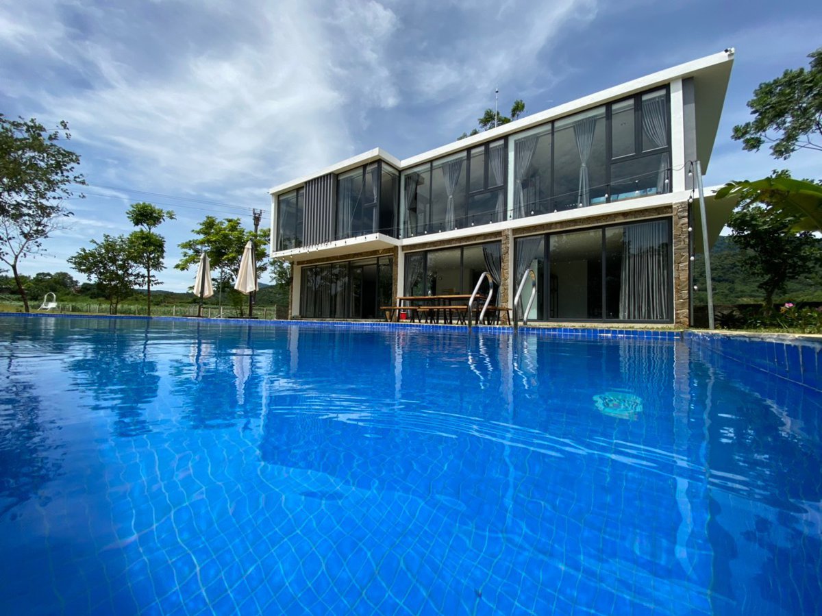 Bể bơi siêu khổng lồ của Tản View Bungalow & Villa