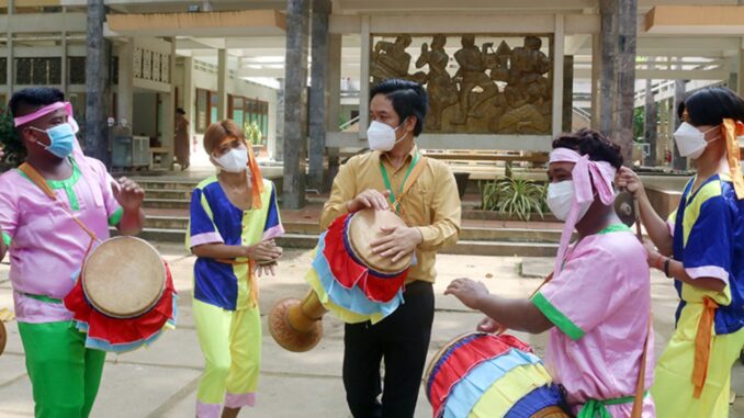 Du khách tham gia biểu diễn nhạc cụ dân gian tại “Làng Văn hóa du lịch Khmer Trà Vinh”.