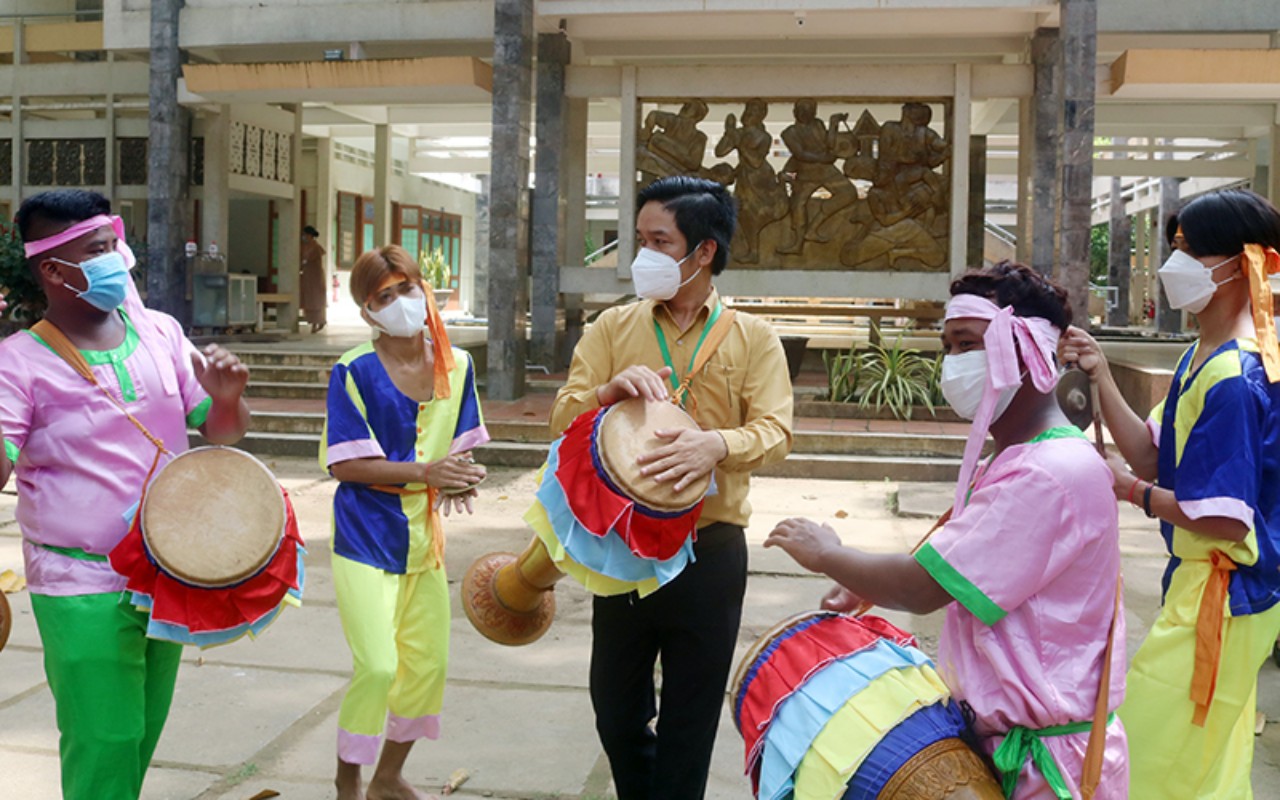 Du khách tham gia biểu diễn nhạc cụ dân gian tại “Làng Văn hóa du lịch Khmer Trà Vinh”.