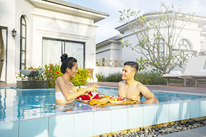 Bể bơi ngoài trời trong khuôn viên villa cao cấp tại Vinpearl Discovery Coastalland Phú Quốc