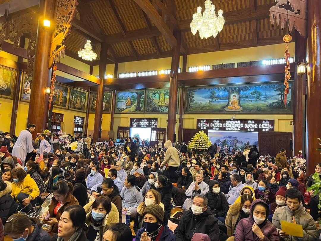 Du lịch chùa Ba Vàng cầu gì? Rất đông du khách làm lễ cầu sức khỏe, bình an tại chùa Ba Vàng